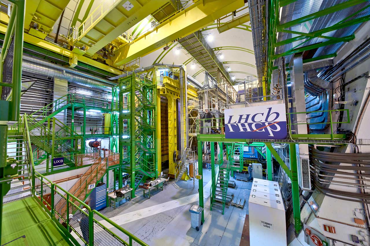 Mitarbeitende laufen durch die Halle des LHCb-Experiments