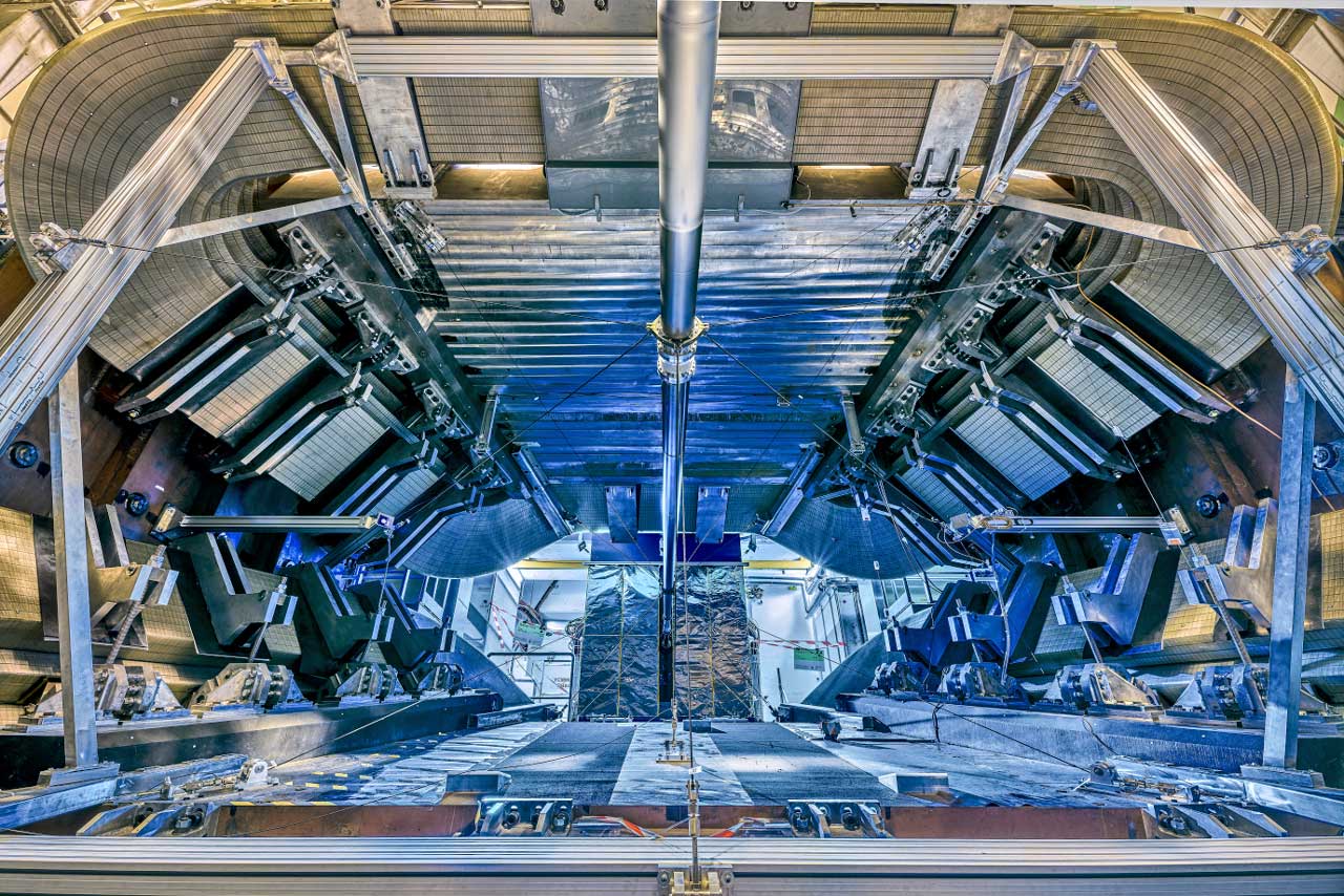 Ein Blick in den geöffneten LHCb-Detektor.
