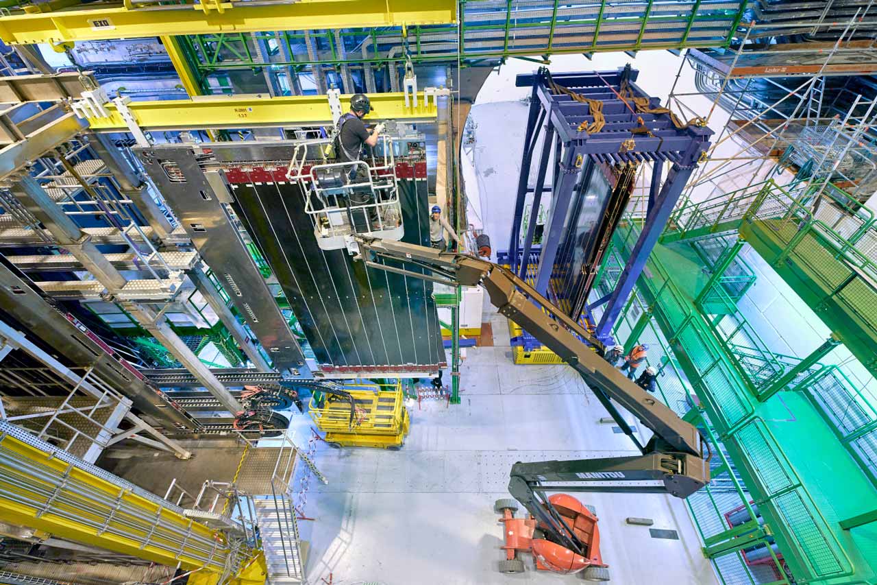 Ein Modul des LHCb-Experiments wird mit Hilfe eines Krans entfernt.