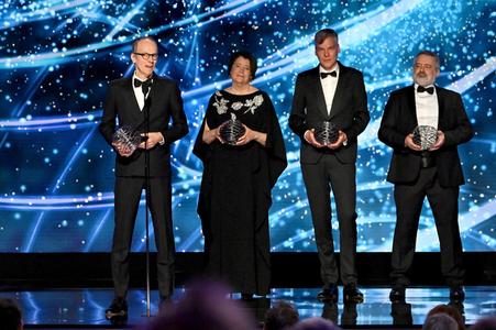 Die Sprecher der vier Großexperimente, Andreas Hoecker (ATLAS), Patricia McBride (CMS), Marco Van Leeuwen (ALICE) und Vincenzo Vagnoni (LHCb), nehmen den Breakthrough Prize 2025 in Santa Monica entgegen.