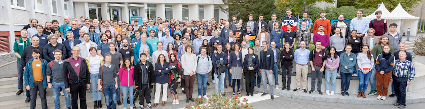 Das Bild zeigt die Teilnehmenden der Konferenz vor einem Gebäude am DESY