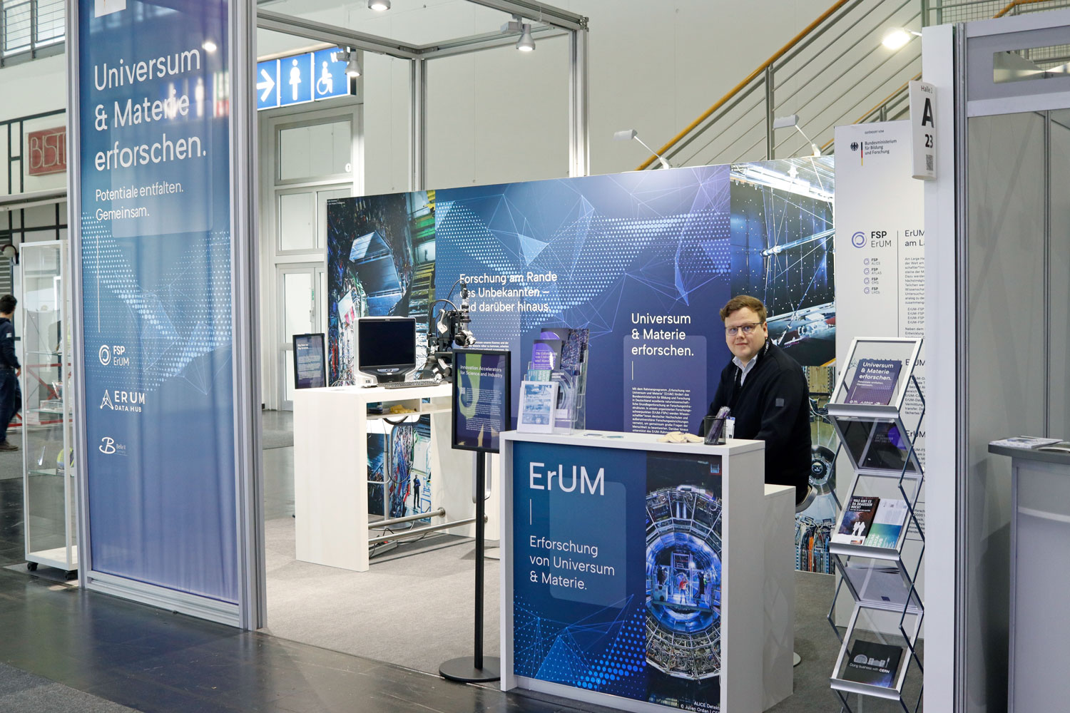 Foto © Marie-Lena Dieckmann | LHC-ErUM-FSP-Büro Foto vom Messestand des LHC-ErUM-FSP-Büros auf der Hannover Messe 2023