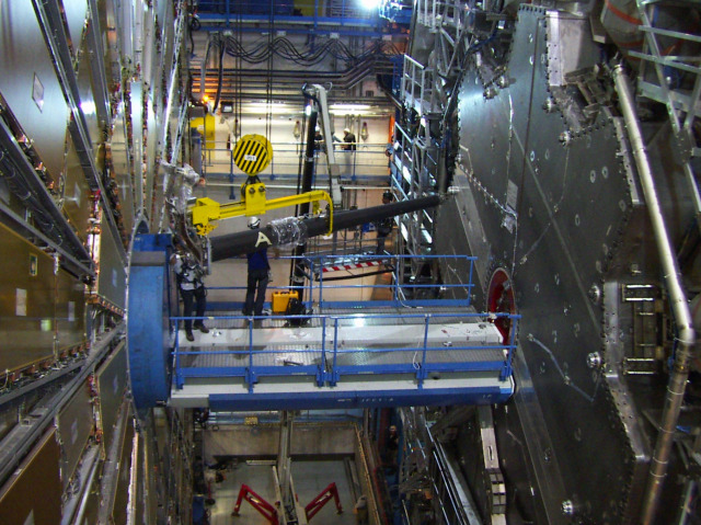 Der Luminositäts-Detektor LUCID sitzt direkt um das Strahlrohr des LHC, mittig in schwarz zu sehen. Dieses Bild zeigt die Installation des Vorgängermodells.