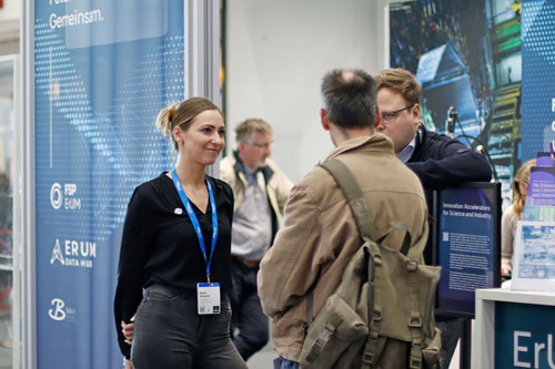 Mitarbeiter*innen sprechen auf der Hannover Messe mit Besucher*innen
